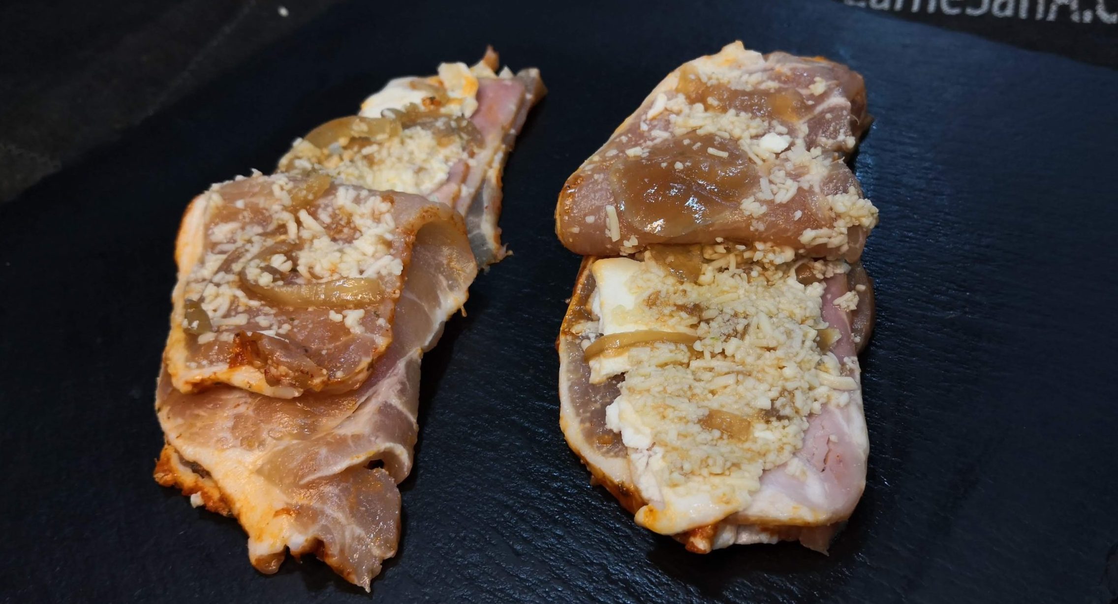 Filete de nuestro lomo casero adobado, relleno de rulo de cabra, cebolla caramelizada y bacon