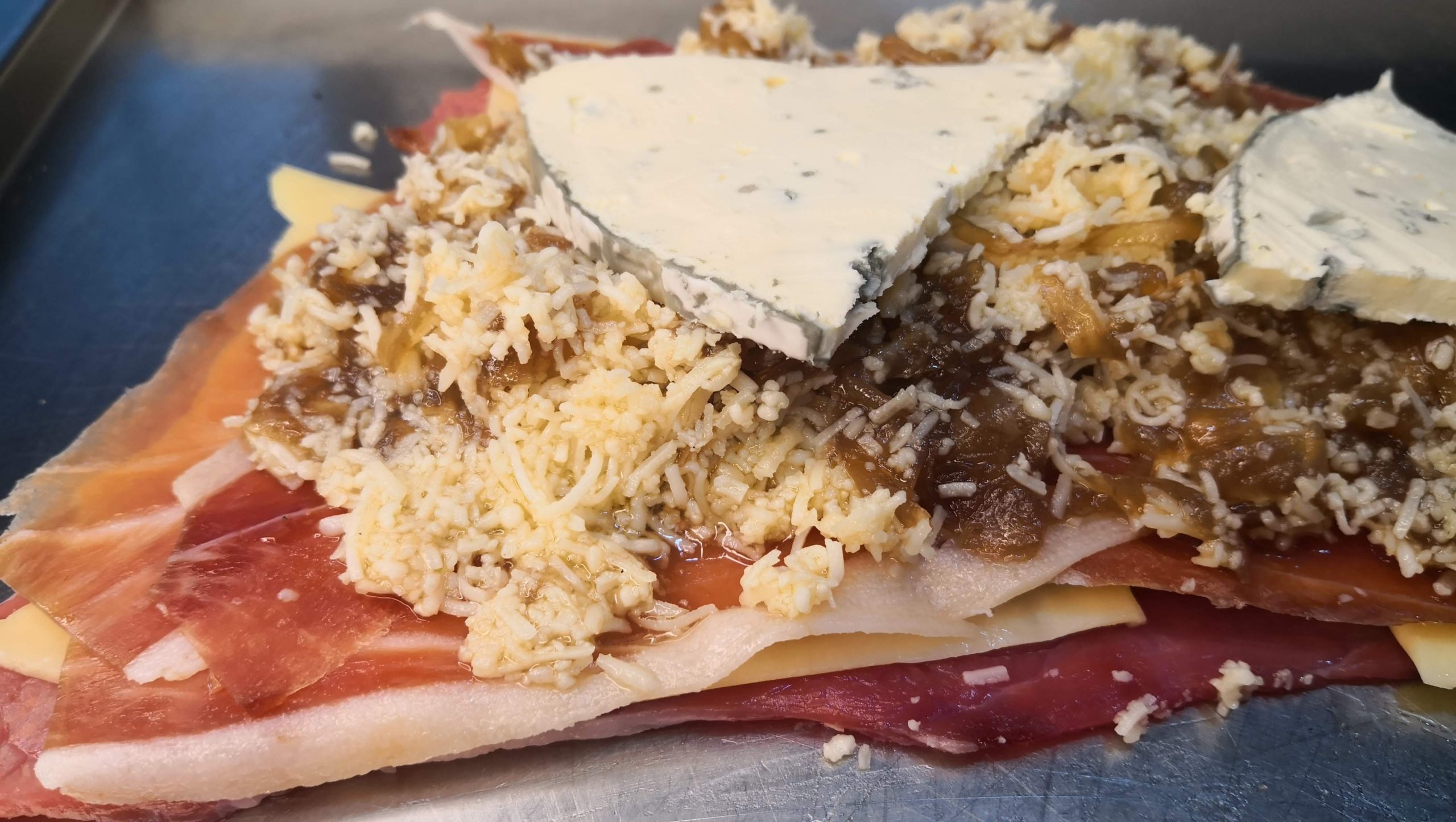Cachopo al queso azul con cebolla dulce, bacon y queso